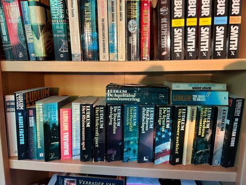 Grote verzameling thrillers (>1.000 st) incl 8 boekenkasten