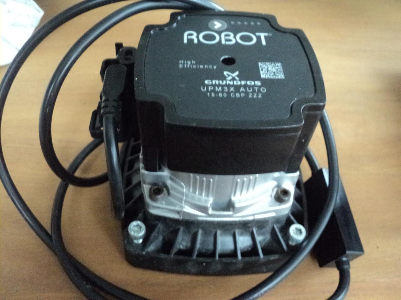 Vrijwel nieuwe POMP voor verdeler vloerverwarming ENERGI ZUINIG