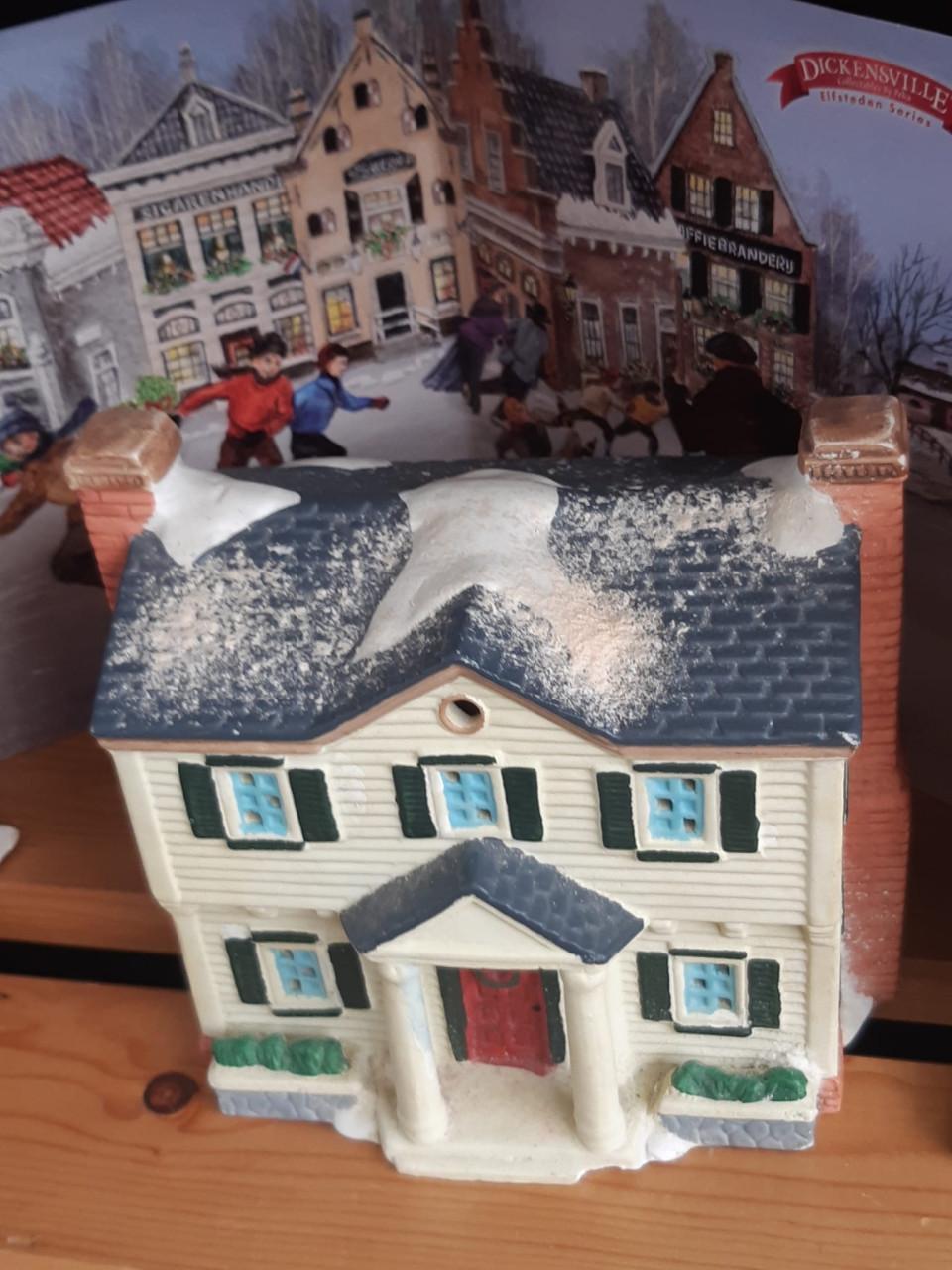4 decoratieve KERSTHUISJES keramiek