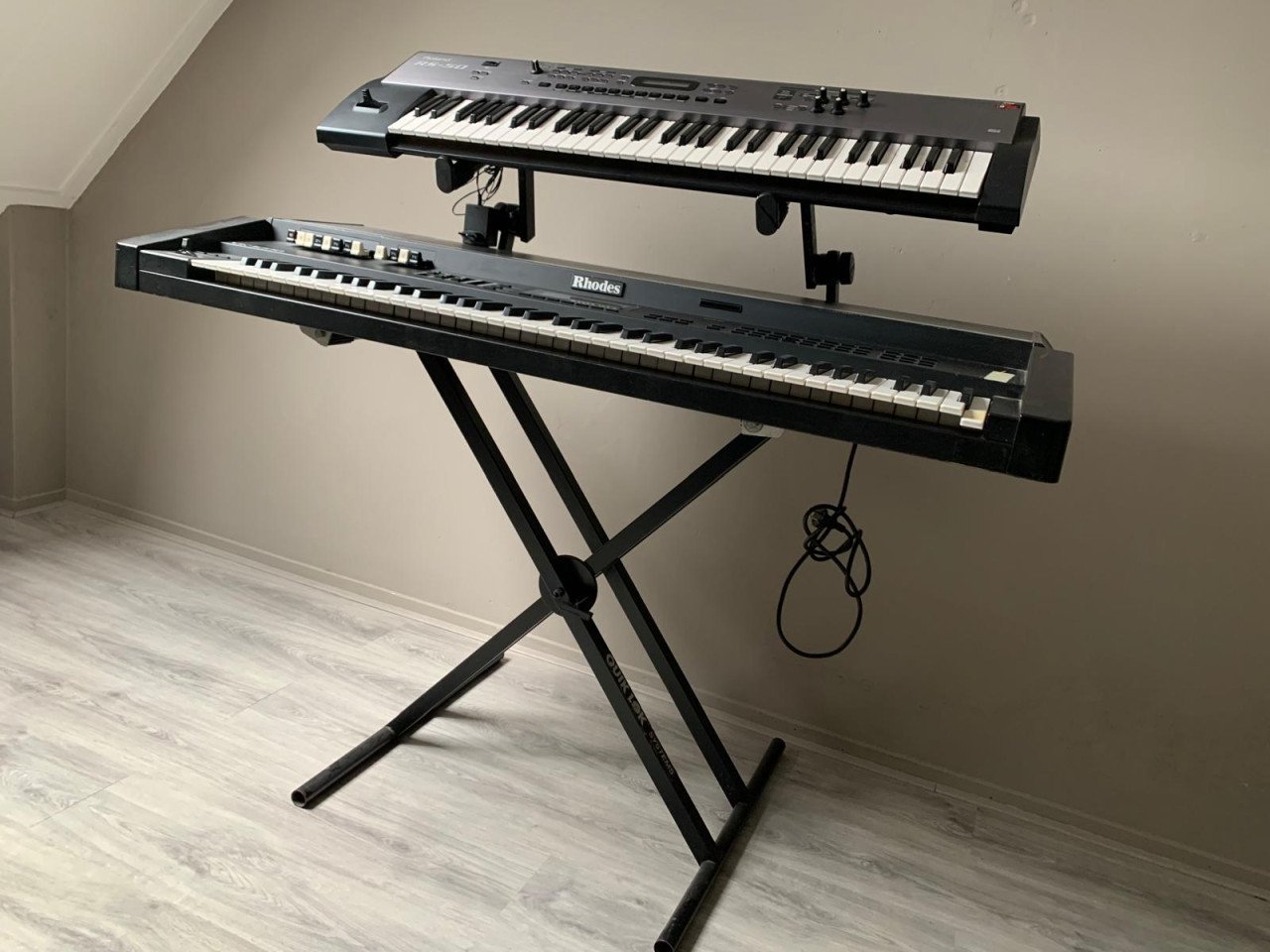 2  synthesizers ( roland rs 50 en Roland Rhodes VK-1000 ) met standaard