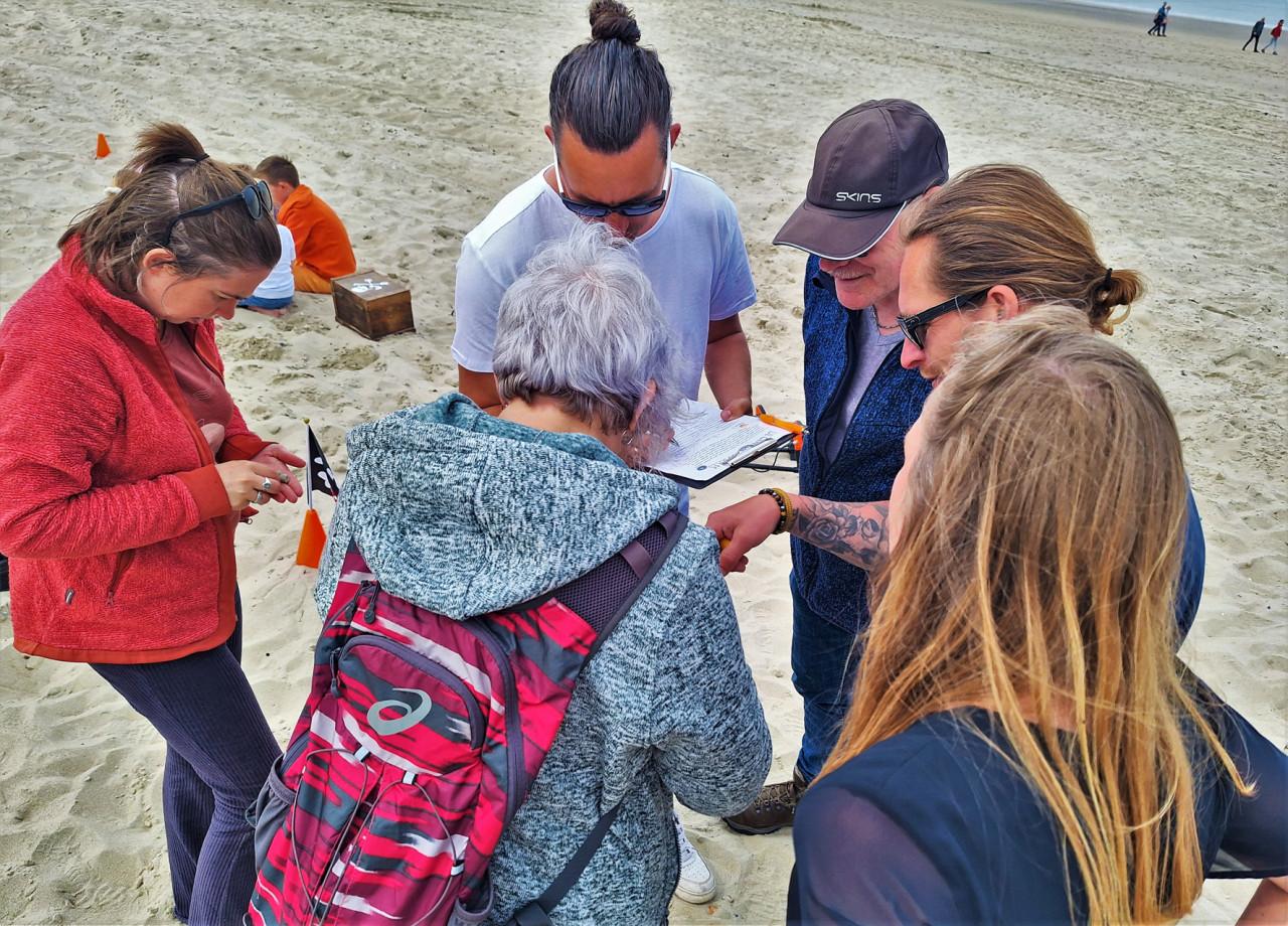 Familie en vriendengroep activiteiten met de metaaldetector