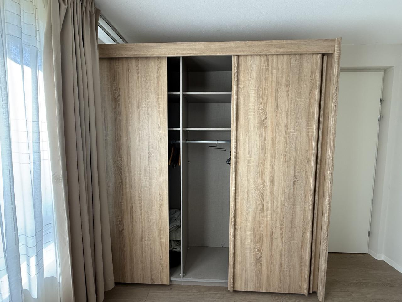 Driedeurs kledingkast