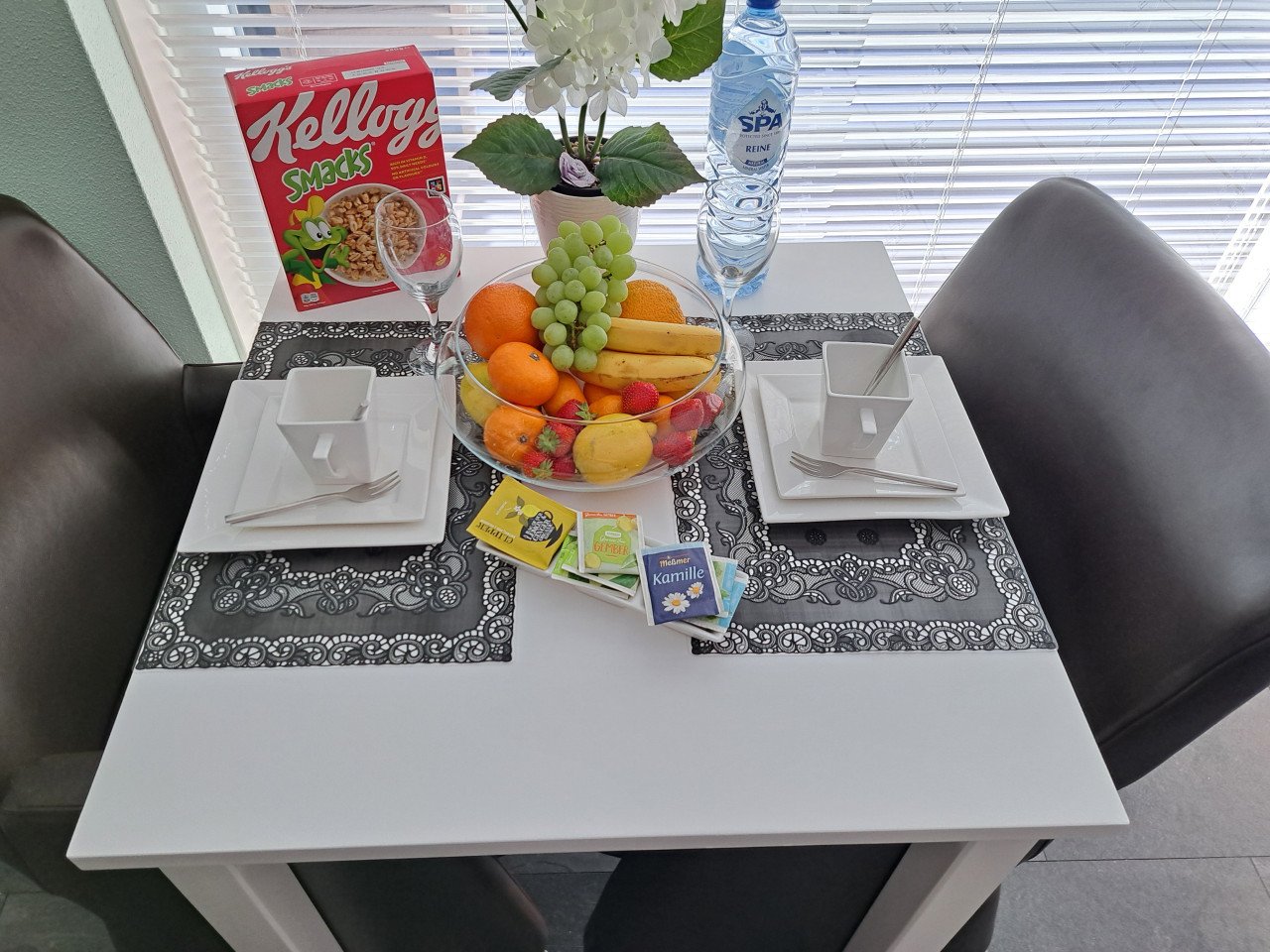 Mooie zware tafel (b) 74 x (d) 74 x (h) 75 cm