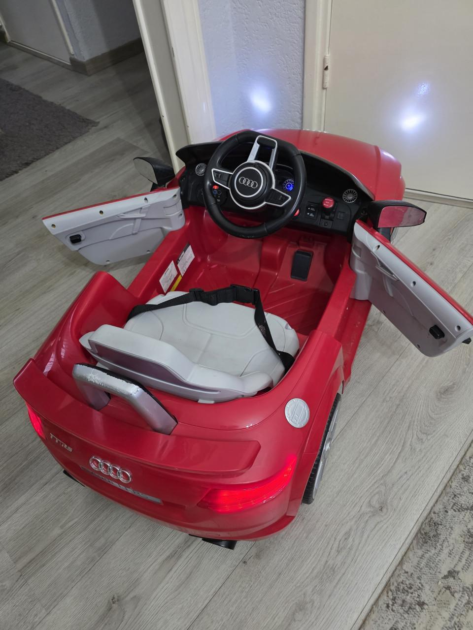 Kinder auto merk AUDI met Nieuw accu en oplader-werkend