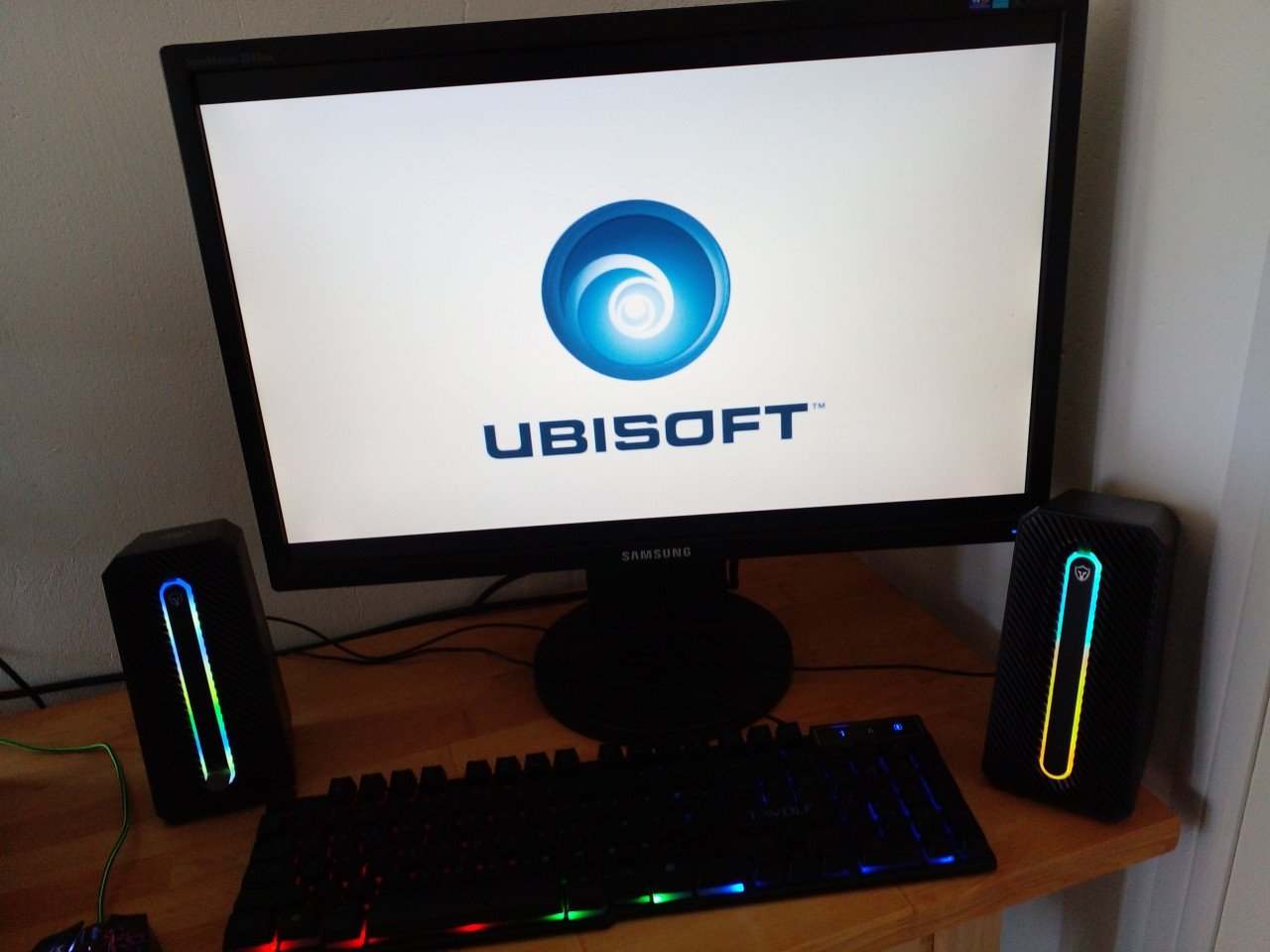 Complete computerset met monitor, wifi en veel classic games.