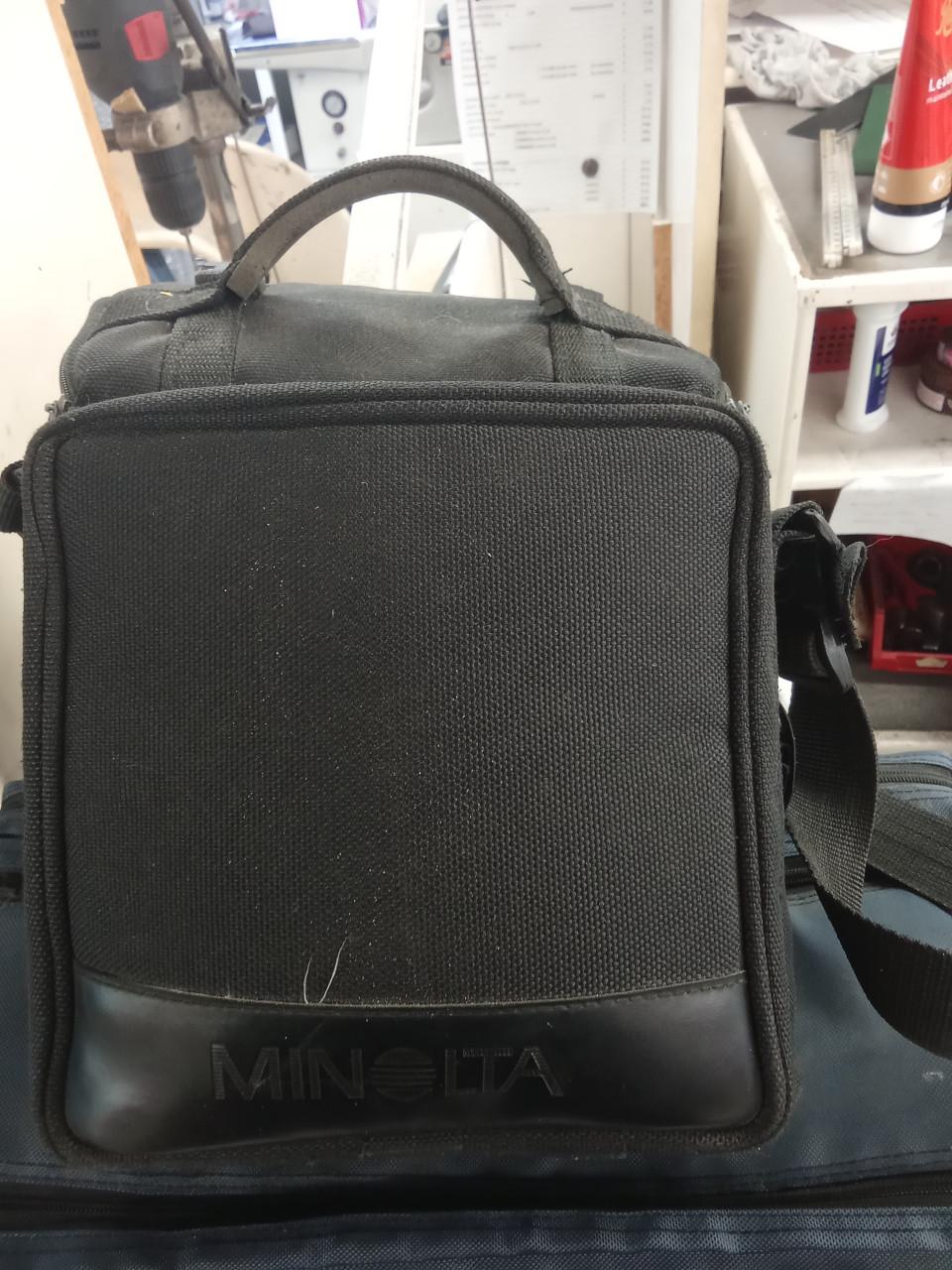 Minolta Dynax 7000i en 8000i met diverse objectieven en overige toebehoren