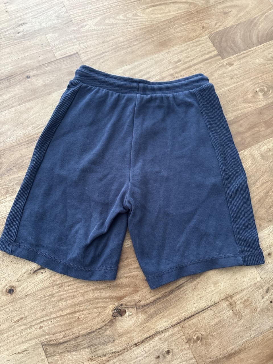 Korte broek maat 134.