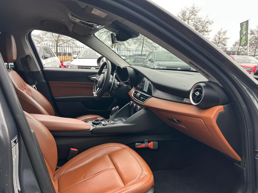 Alfa Romeo Giulia 2.0t * veloce pakket * stoel + stuur verwarming * leder
