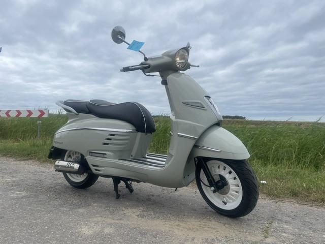 Super gave peugeot django limited edition , geweldige orginele kleur groen