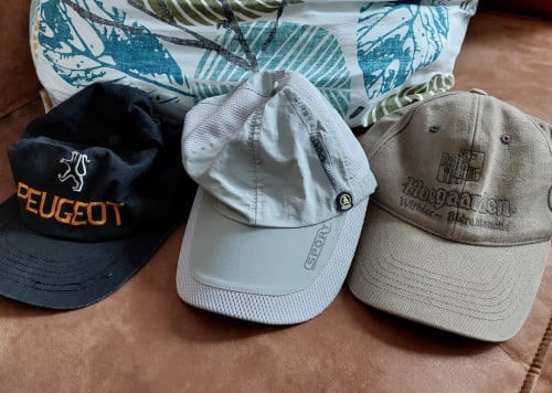 3 herenpetten o.a zwarte Peugeot pet