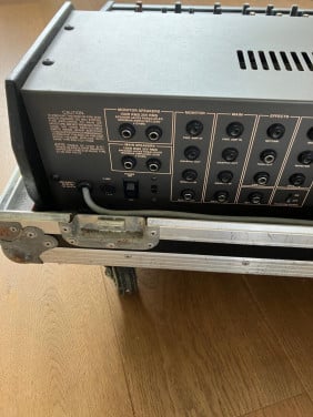 PEAVEY XR 700C 7 kanaals mixer, inclusief flightcase.