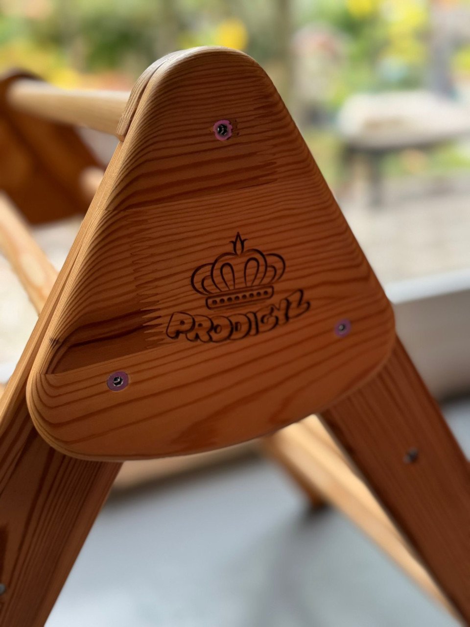 Houten klimdriehoek met glijbaan