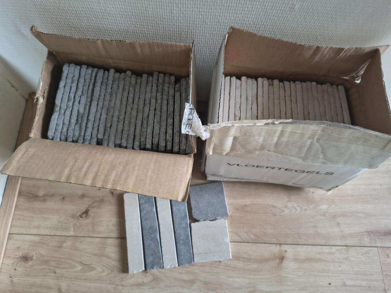 Nieuwe grijs beige bric vloertegel 14,5 x 14,5, 46 stuks.