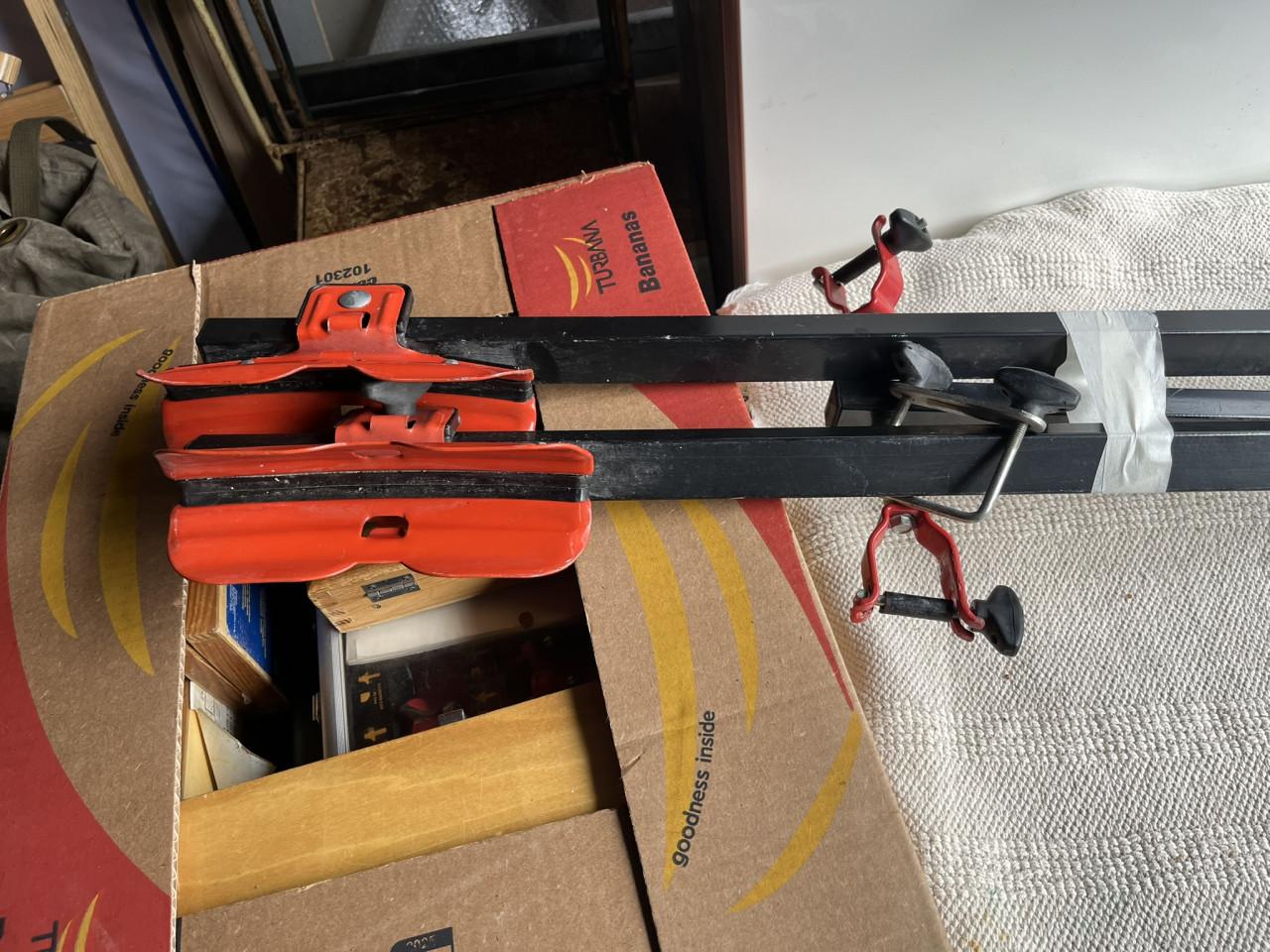 Dak fietsendrager Thule voor montage op dakdrager € 70,- 30x beke