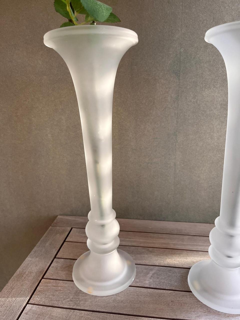 2 hoge glazen vazen met kunstbloemen