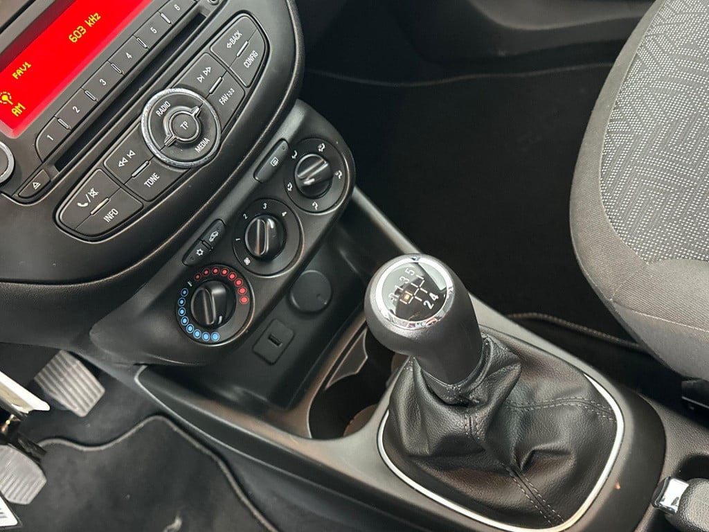 Opel Corsa 1.4 favourite | airco | cruise control | bluetooth