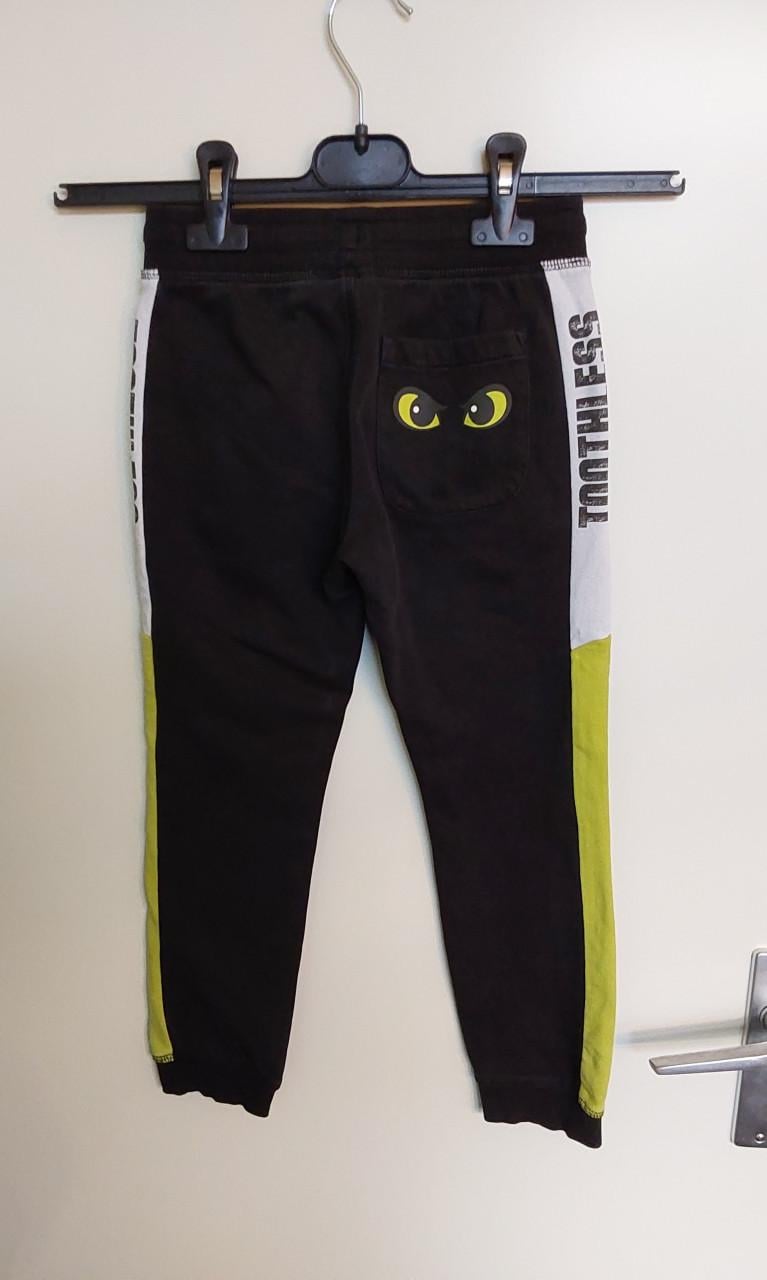 Huispak met de draak toothless erop van het merk C&A in maat 122