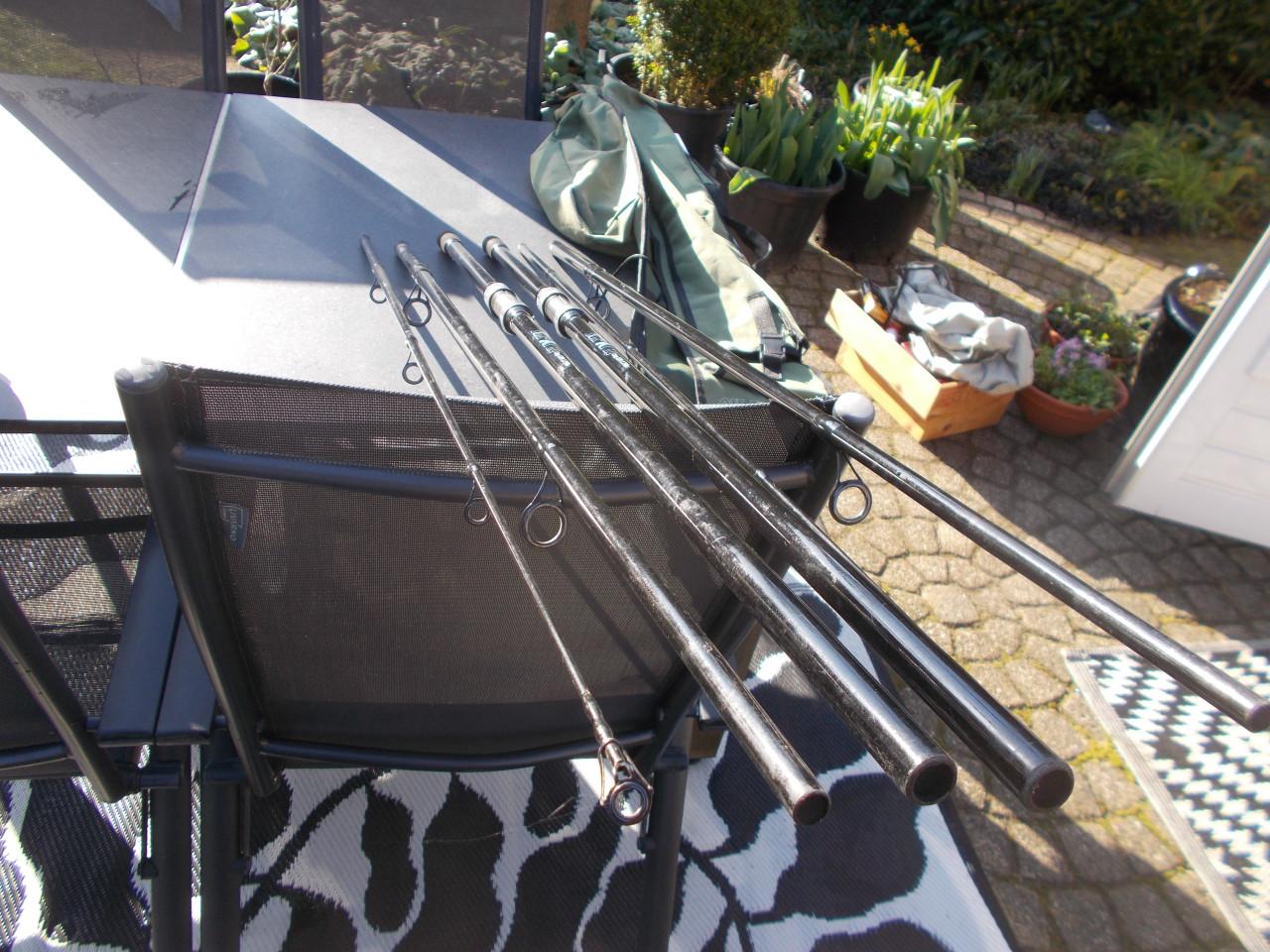 2 karperhengels  met hengelfoudraal voor opgetuigde hengels