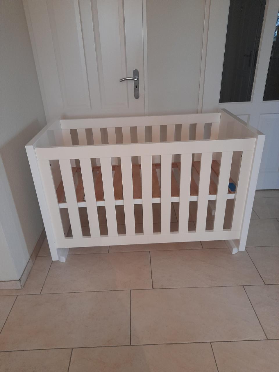 Prachtig wit stevig ledikantje (in goede nette staat ) TWF