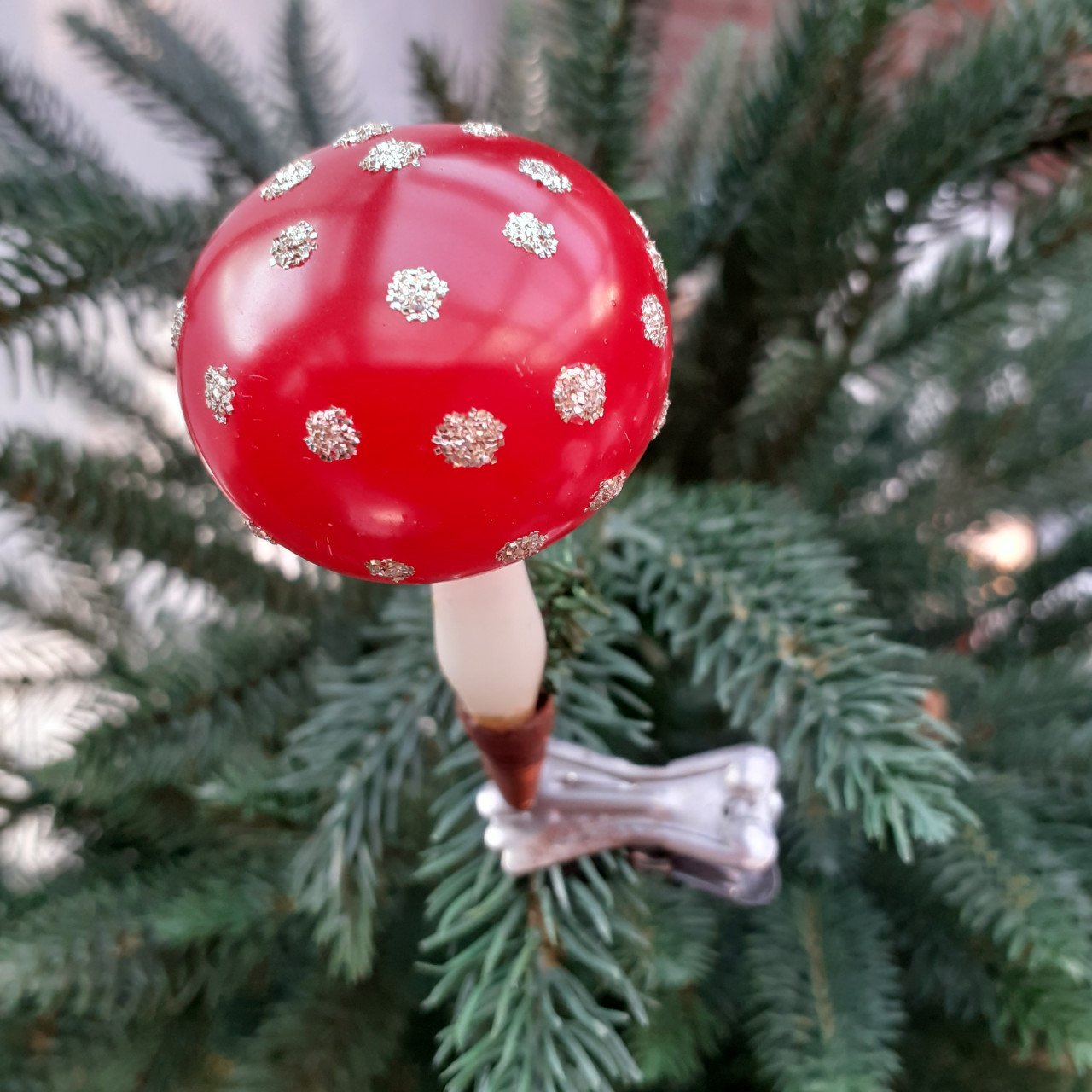 Kerstbal, oude paddenstoel op clip
