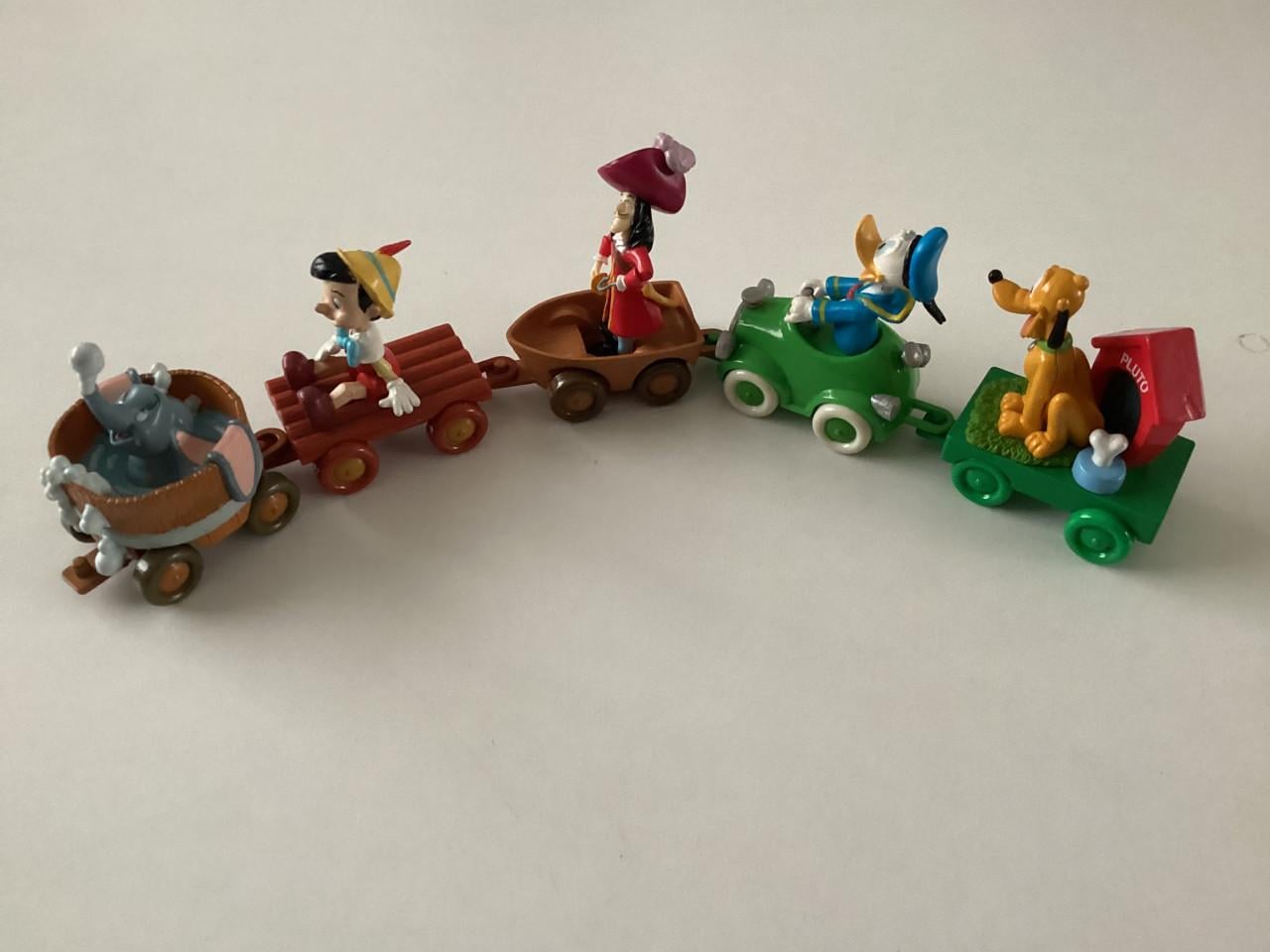Verschillende Disney figuurtjes in karretje.