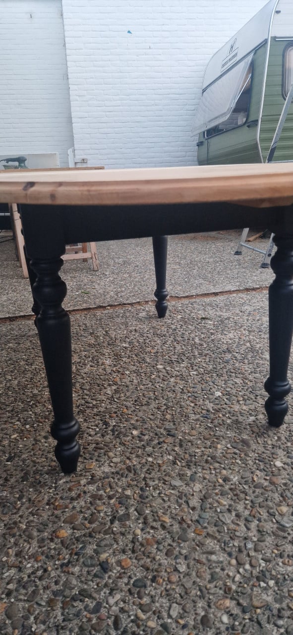 Ovale uitschuifbare eettafel