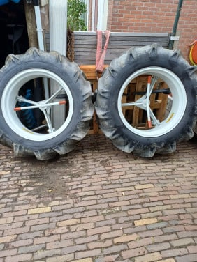 Dubbellucht, velgen met banden Molcon