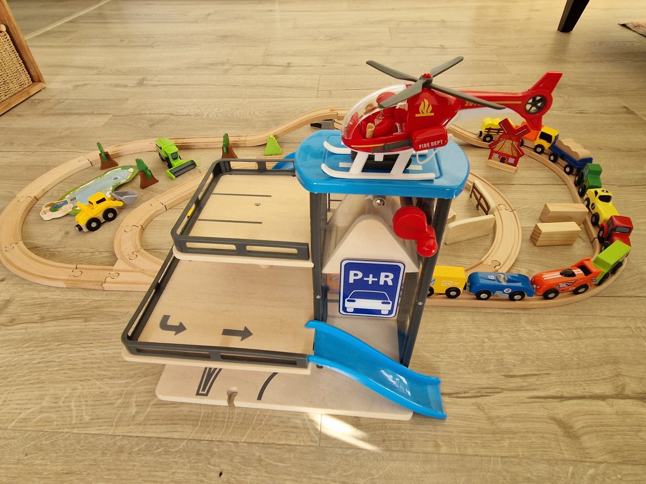 Houten speelgoed baan met parkeergarage
