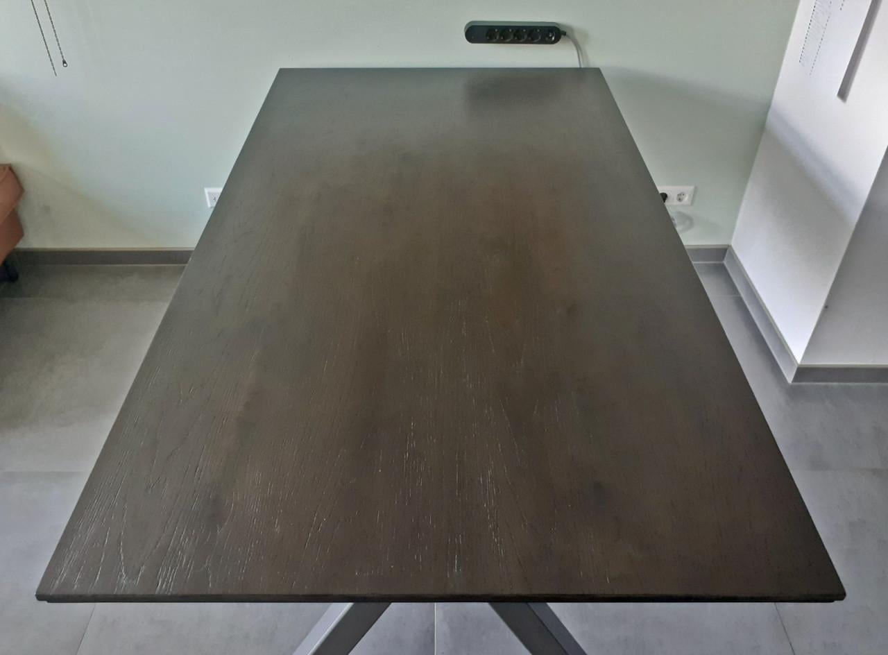 Donkerbruine eettafel met metalen onderstel