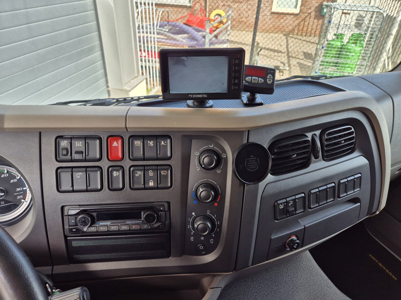 Daf LF210 fa Koelwagen Carrier