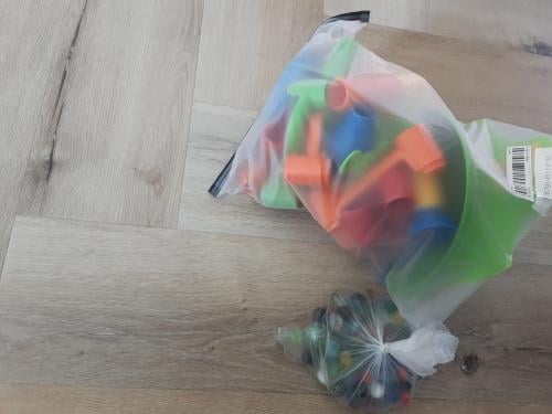 Knikkerbaan  met knikkers en knikker putje voor binnen