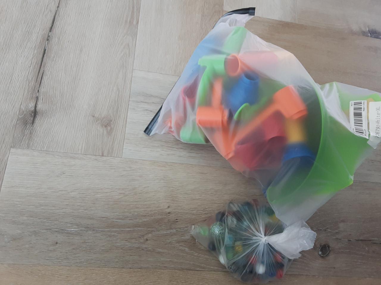 Knikkerbaan  met knikkers en knikker putje voor binnen