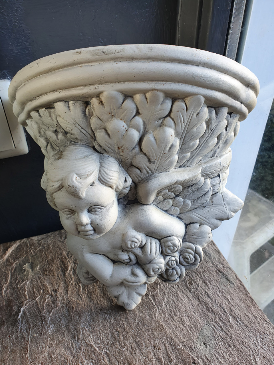 Prachtige witte vintage Wandconsole van een engel in goede staat...