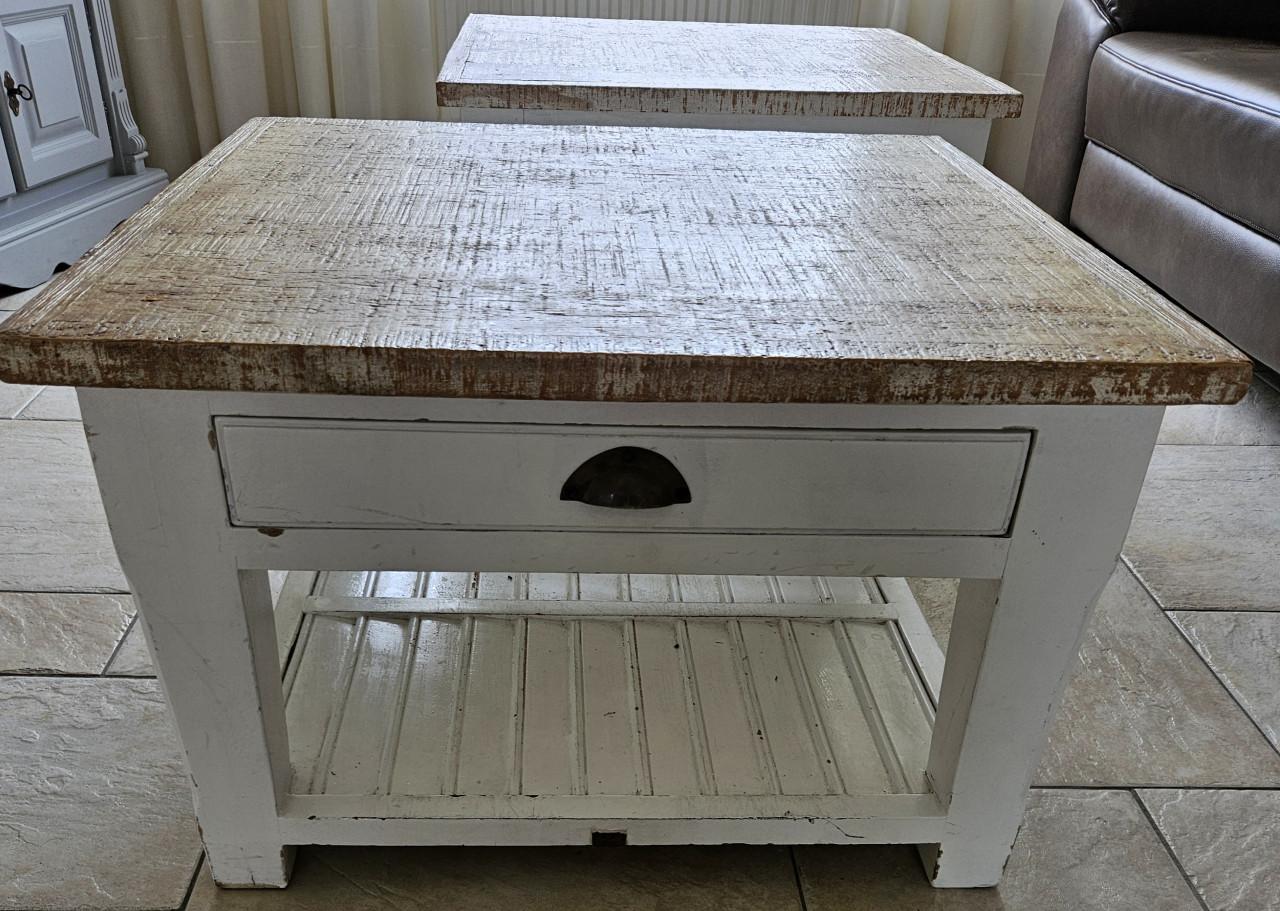 Twee salontafels van Rivièra Maison 70x70 cm en 45 cm hoog.