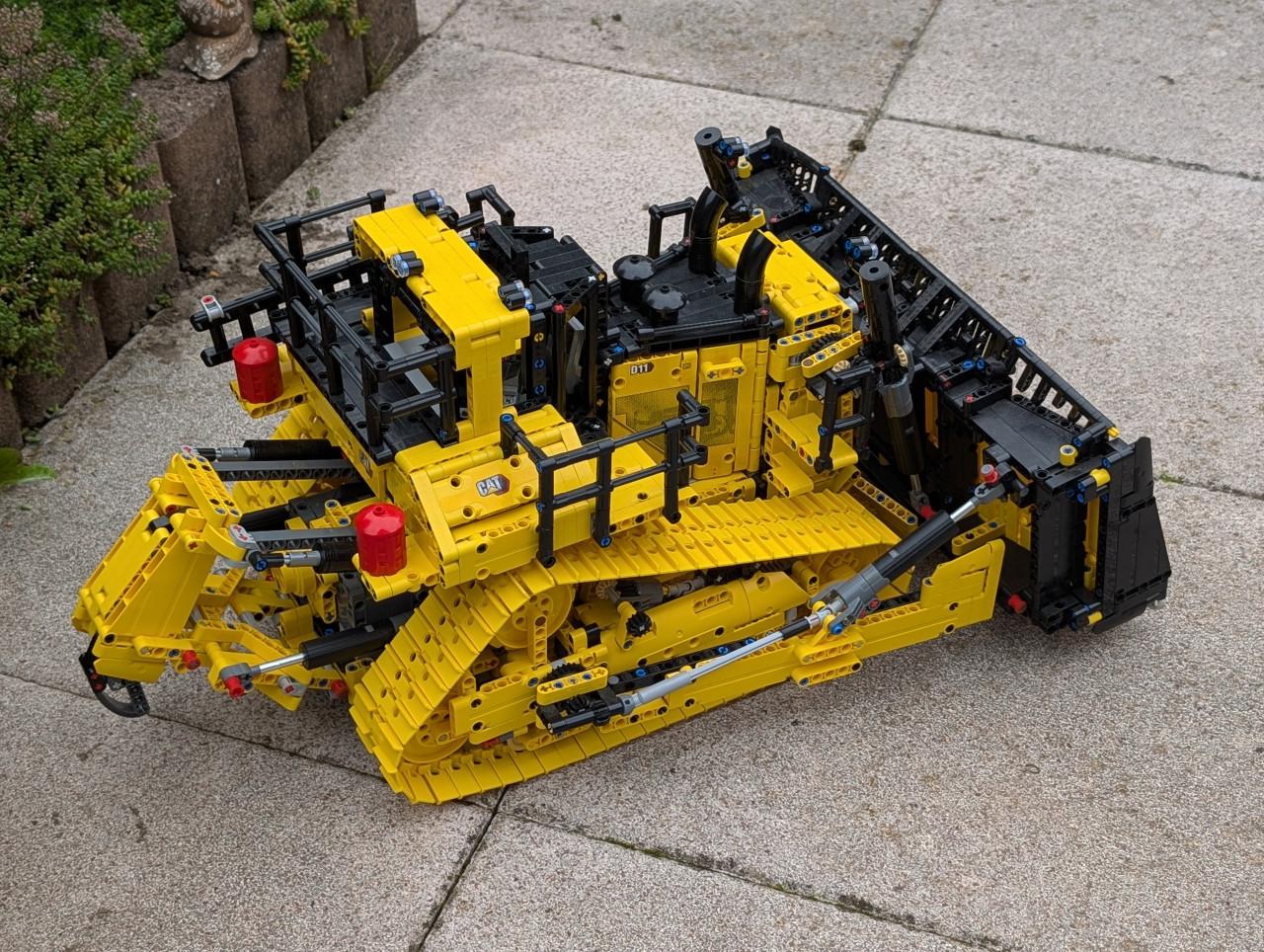Lego Technic Volvo A60H en CAT D11 Bulldozer