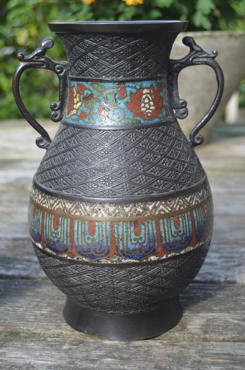 2 Japanse vazen Brons of koperlegering met champlevé email