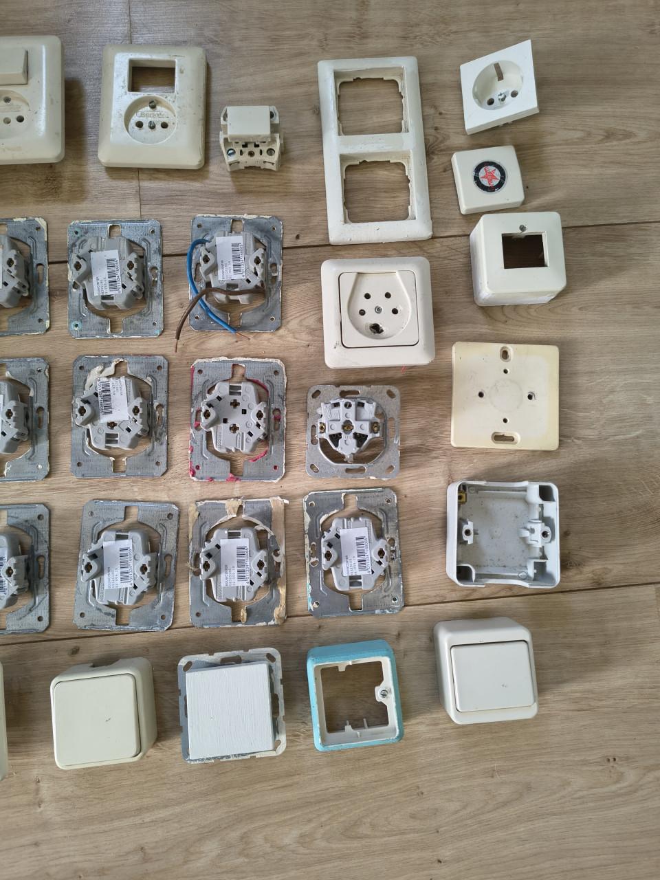 Partij Berker schakelmateriaal roomwit, crème. Stopcontacten.