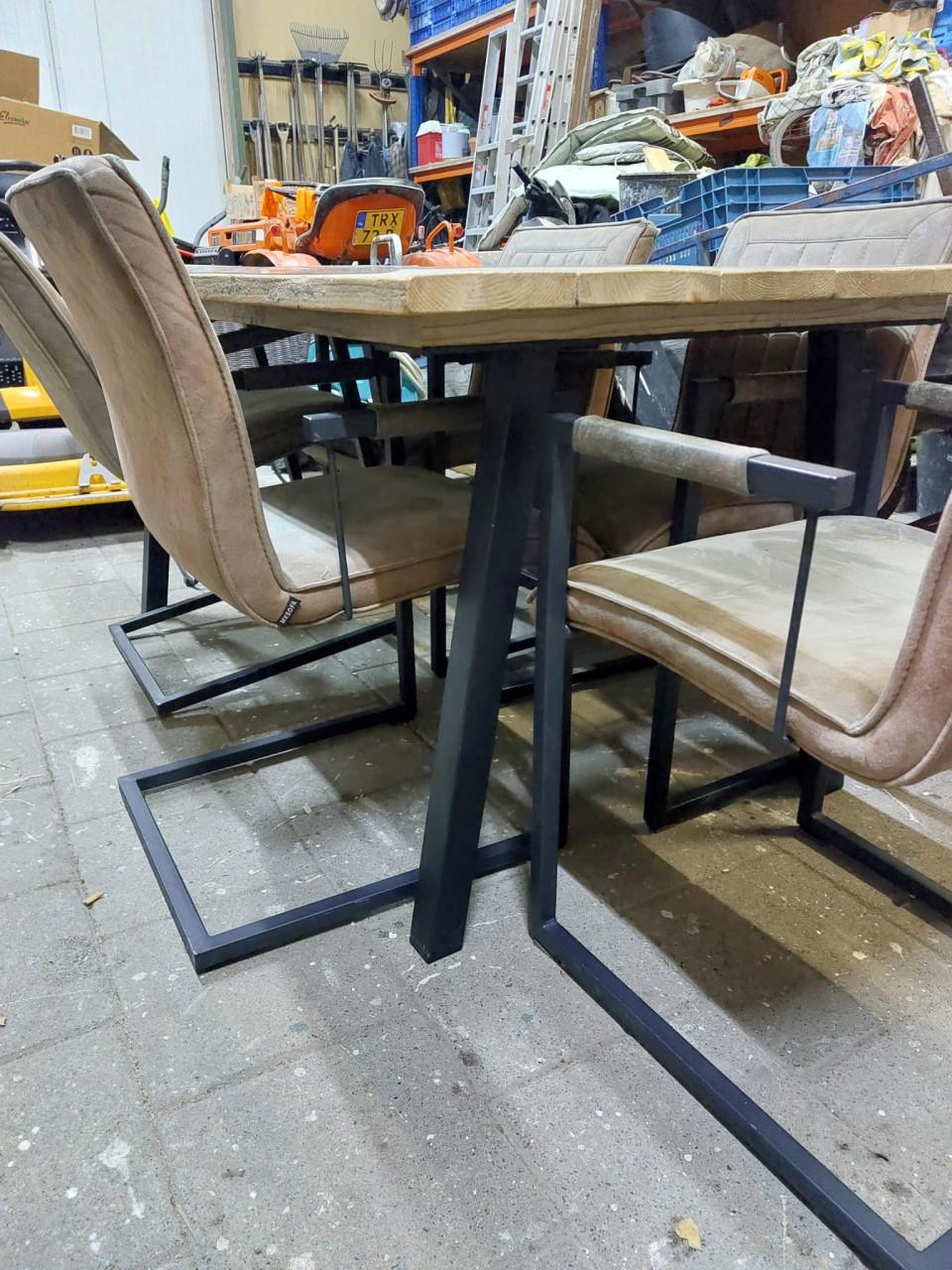 Keukentafel met 6 stoelen