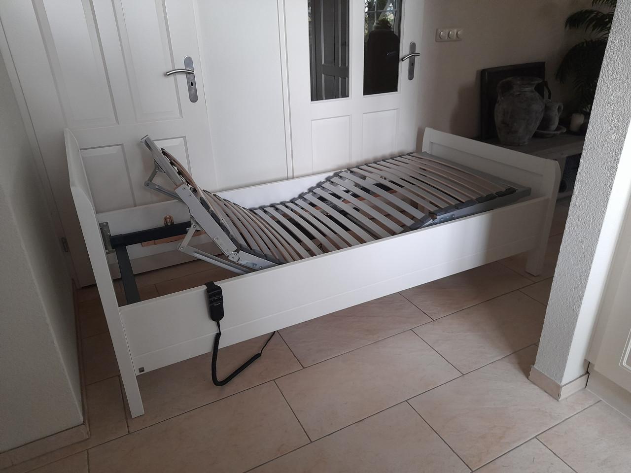 Senioren bed 90 x 200 met elektrisch verstelbare bossflex lattenbodem