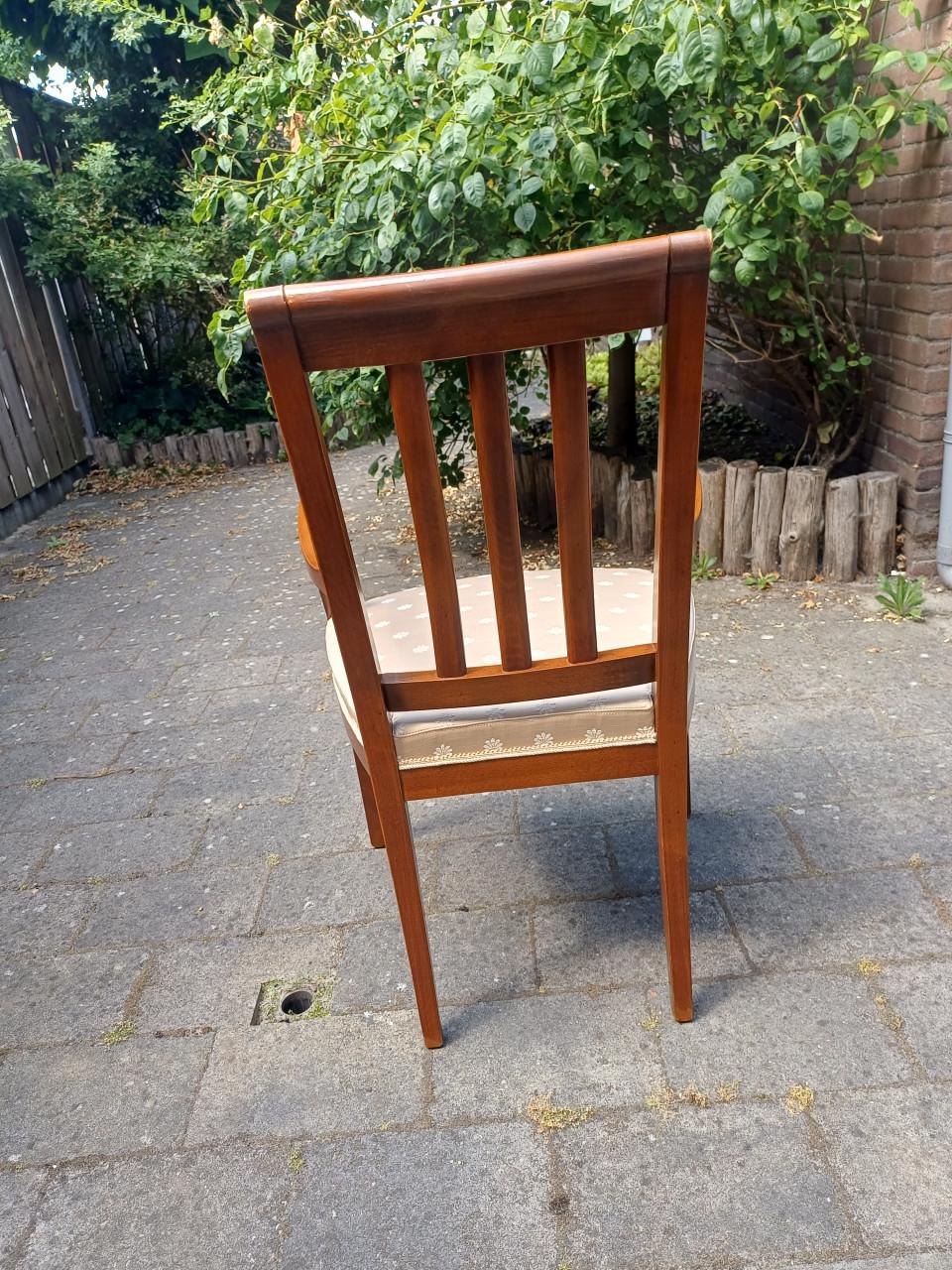 Kersenhouten stoel