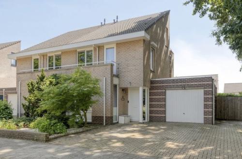 Te koop In Goes Oost 2 onder 1 kap hoekwoning, 4 slp kamers, garage, oprit