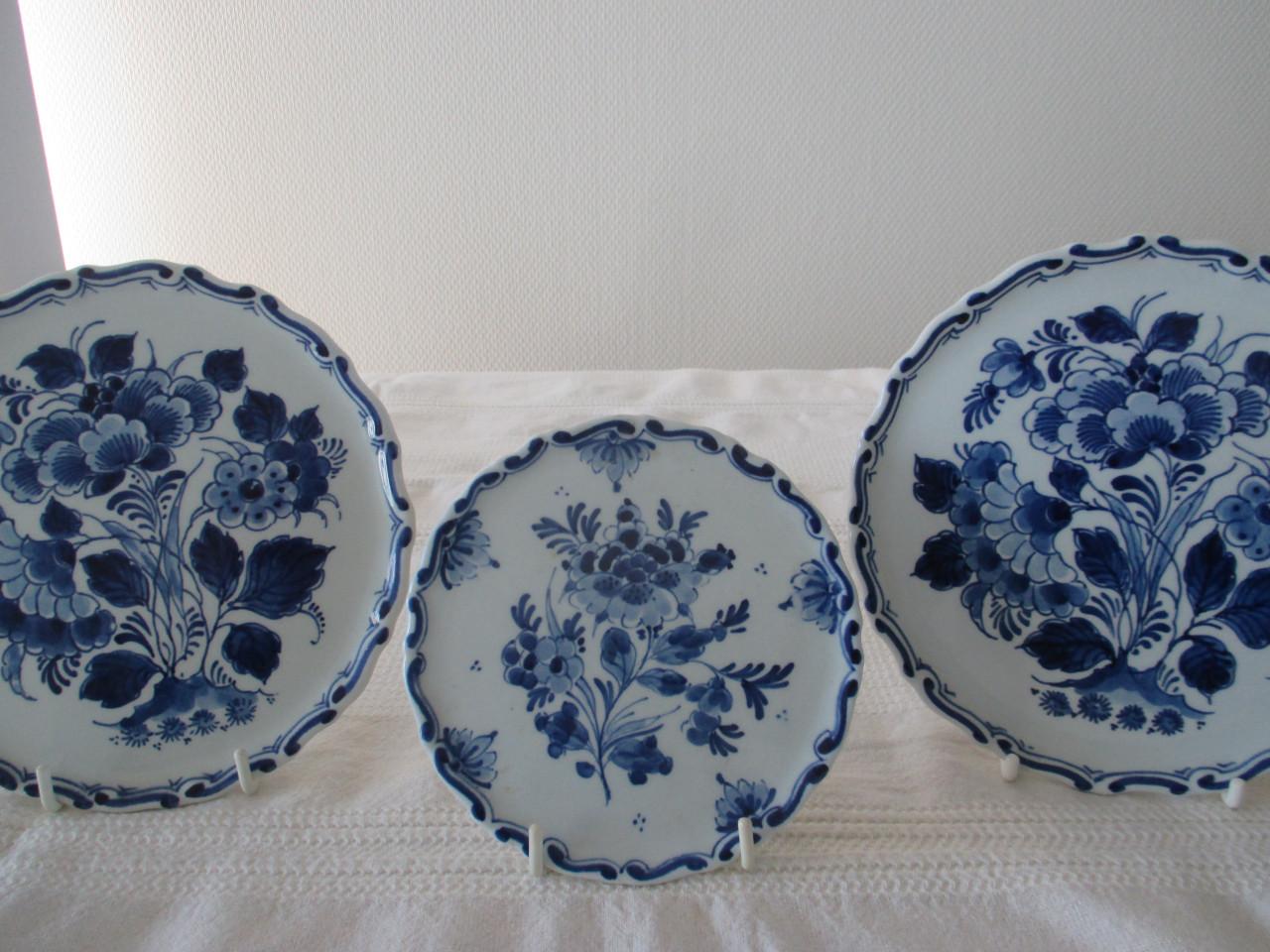 3 zeer Mooie bij elkaar passende Delftsblauwe bordjes ( Porcelyne fles )