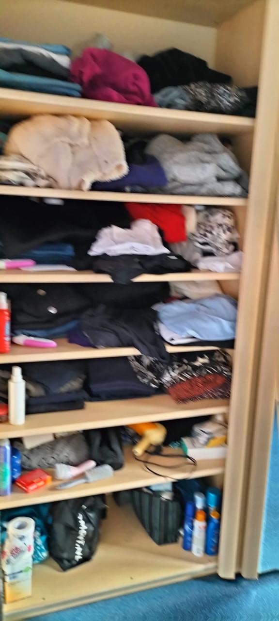 Grote stevige kledingkast aangeboden