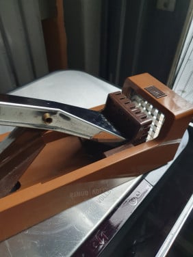 Zeer nette bruine vintage brabantia maitre frietsnijder...