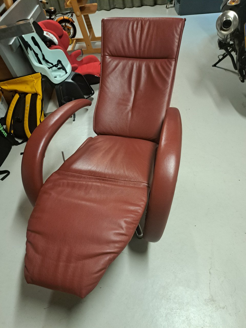 Te koop: relaxstoel rood leer handmatig te bedienen