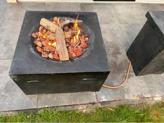 Buiten terras Open Haard met bijzet tafel voor de gasfles.