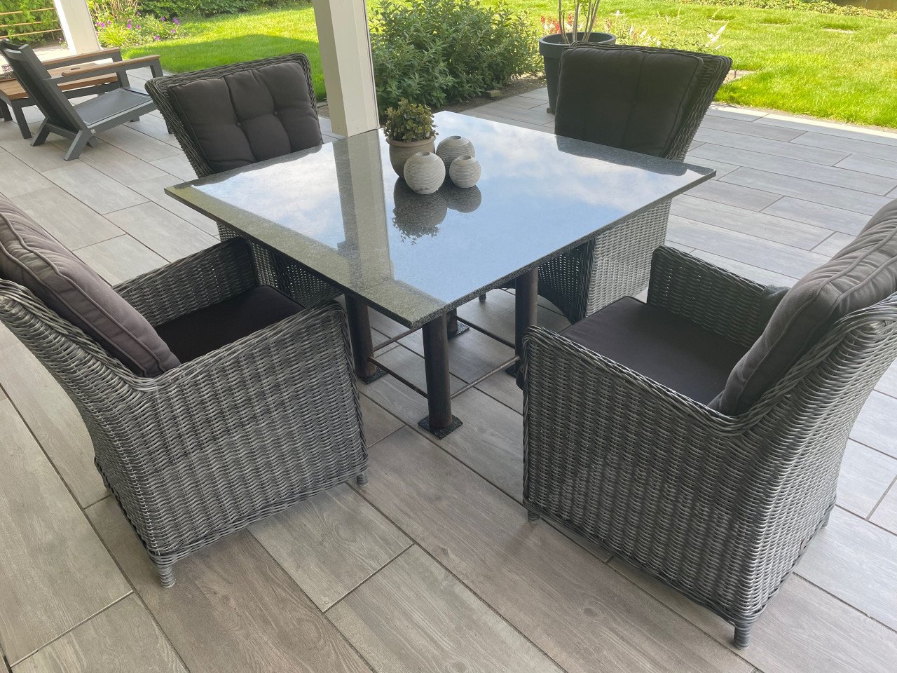 Tuinset Granieten tafel + 4 eetstoelen