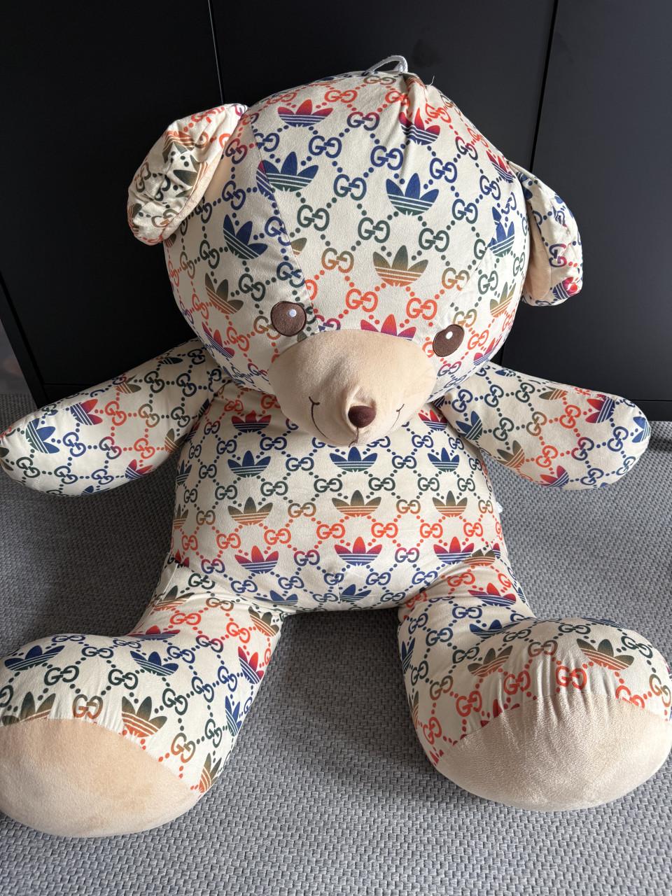 Grotte knuffelbeer Adidas Gucci kermis