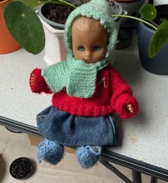 Lief poppetje met slaapoogjes 25 cm. met zelfgemaakte kleertjes
