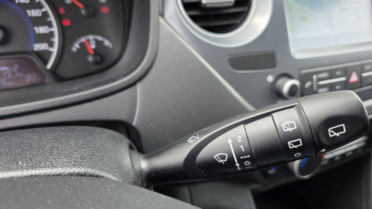 Hyundai I10 2019 met 69300 km Zwart met rode spiegels en sierstrippen.